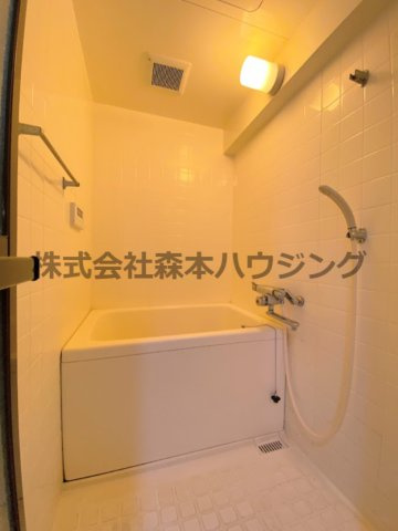 【浴室】 | 　香里園ヒルズ | ※反転タイプ別室の写真となります。
　設備内容など相違がある場合あくまで現状優先となります。