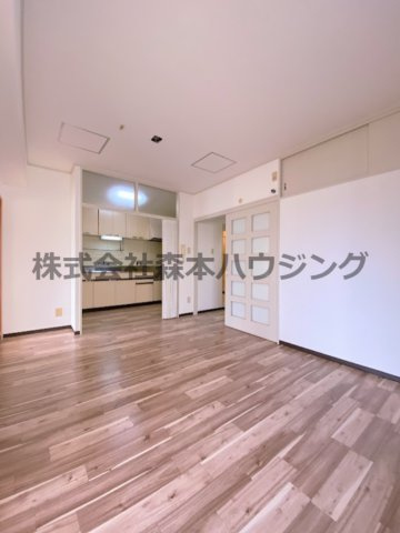 【居間・リビング】 | 　香里園ヒルズ | ※反転タイプ別室の写真となります。
　設備内容など相違がある場合あくまで現状優先となります。