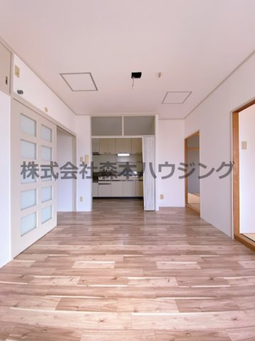 【居間・リビング】 | 　香里園ヒルズ | ※反転タイプ別室の写真となります。
　設備内容など相違がある場合あくまで現状優先となります。