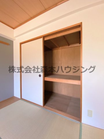 【収納】 | 　香里園ヒルズ | ※反転タイプ別室の写真となります。
　設備内容など相違がある場合あくまで現状優先となります。