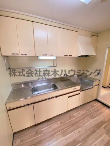 【キッチン】 | 　香里園ヒルズ | ※反転タイプ別室の写真となります。
　設備内容など相違がある場合あくまで現状優先となります。
