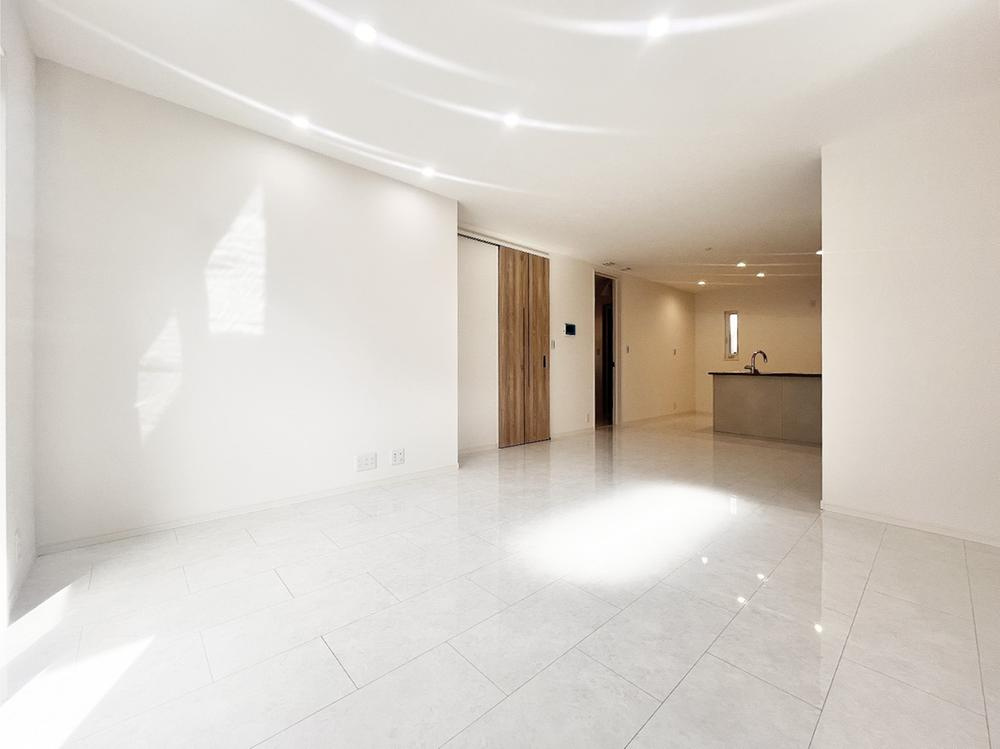 【＆RESORT HOUSE】鷹の台の居間・リビング|リゾートタイムへと誘う心配りが詰まった住まい。明るく、優しく光の入るリビングは、家族の団欒にふさわしい空間となります。ガス床暖房付き♪