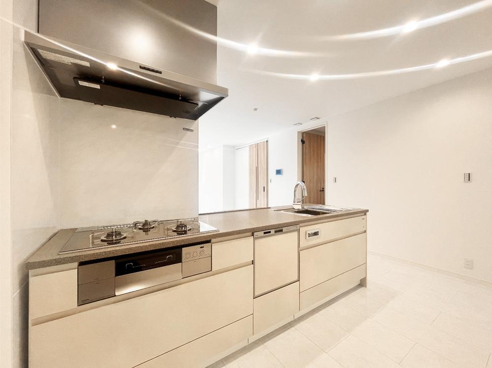 【＆RESORT HOUSE】鷹の台のキッチン|ピピっとコンロは多機能性と安心・安全機能が備わっています。グースネック型の水栓は大きな鍋などの洗いものもしやすく、お手入れのしやすいシステムキッチンです。