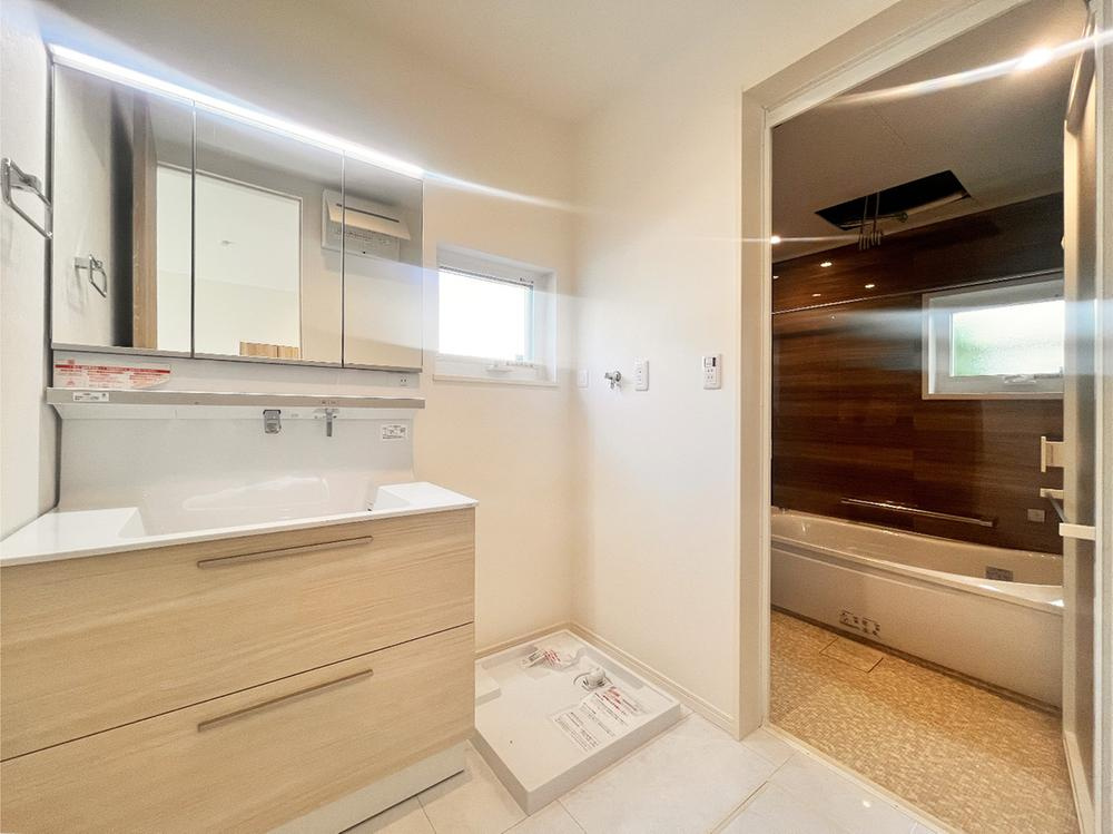 【＆RESORT HOUSE】鷹の台の洗面所|ワイドな三面鏡、使いやすい横長ボウル、スマートな収納が、あわただしい洗面タイムをお洒落に演出してくれます。