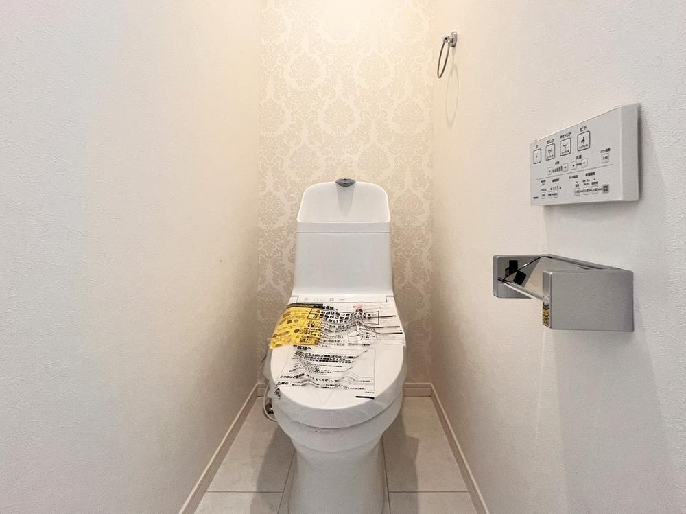 【＆RESORT HOUSE】鷹の台のトイレ|見た目もスッキリ、汚れの付きにくい使い勝手抜群の節水型トイレです。忙しい朝も連続して流すことができます。