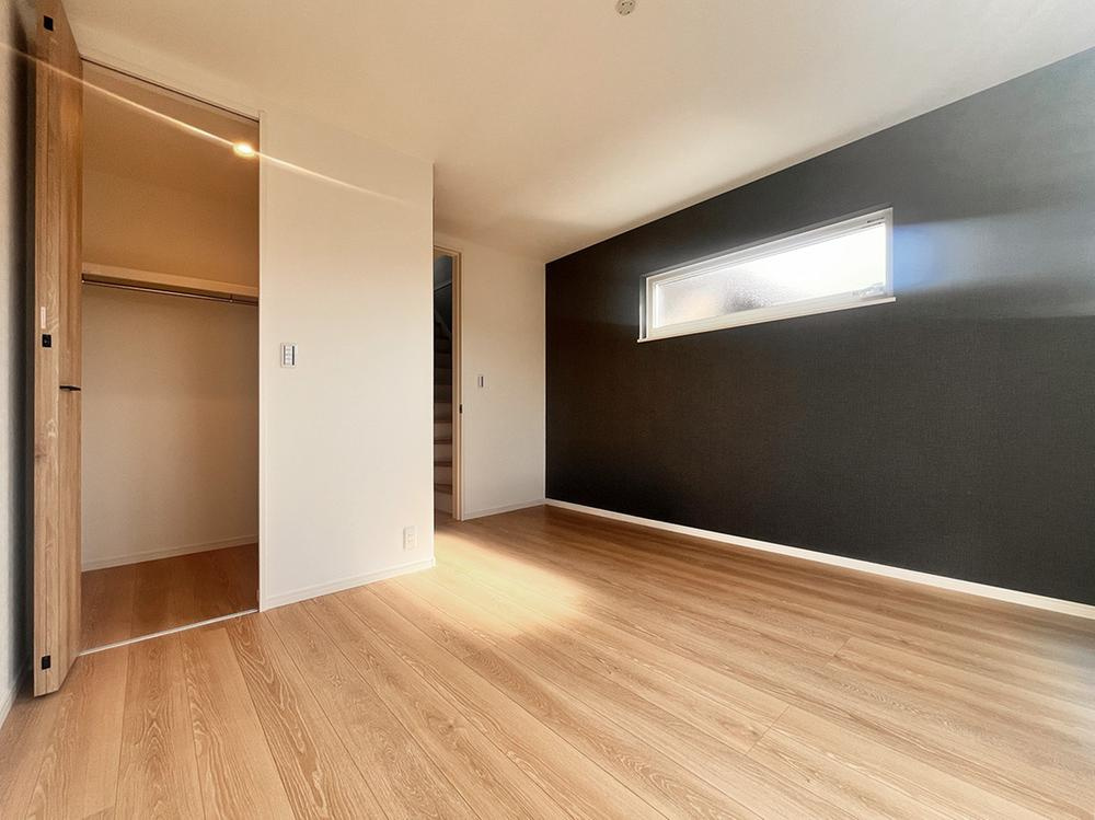 【＆RESORT HOUSE】鷹の台の洋室|心と体をゆったりと安らげる主寝室。寝室のゆとりが大きい分だけ、暮らしの安らぎは深まります。一日の疲れを癒すだけでなく、ご夫婦の親密な語らいを紡ぎ出します。