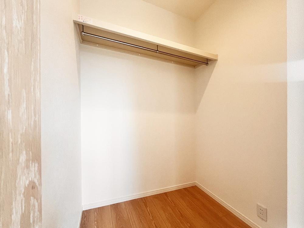 【＆RESORT HOUSE】鷹の台の収納|ウォークインクローゼット♪季節ものの衣類や普段着の収納に便利なウォークインクローゼットを洋室に設置。