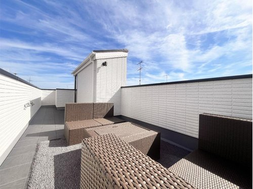 【＆RESORT HOUSE】鷹の台のバルコニー|夕焼けや夜空を眺められる屋上テラス。
もう1つのリビング、屋上ならではの眺望と開放感。