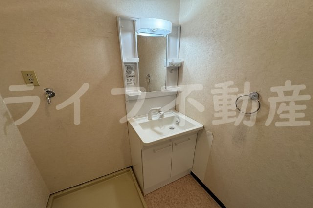 アドバンス渋川の洗面所|ゆったりとスペースのある洗面所