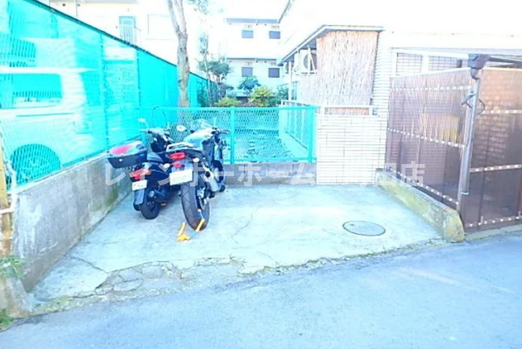 スカイコート橋本第２※初期費用分割あと払いサービス利用可能物件の駐車場