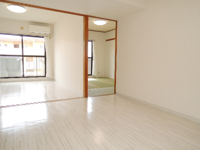 【居間・リビング】 | ※同一仕様・別号室の参考写真