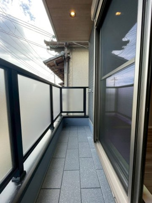【バルコニー】 | 【弊社売主物件】出口5丁目 新築戸建 | こちらの物件近くの教育施設や、スーパー・公園など、物件周辺の住環境を併せてご案内させて頂きます。ぜひ、現地での暮らしをイメージなさって下さい！