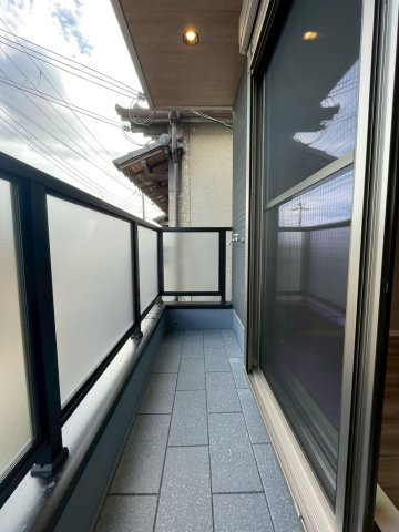 【バルコニー】 | 【弊社売主物件】出口5丁目 新築戸建 | こちらの物件近くの教育施設や、スーパー・公園など、物件周辺の住環境を併せてご案内させて頂きます。ぜひ、現地での暮らしをイメージなさって下さい！