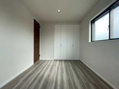 【内装】 | 【弊社売主物件】出口5丁目 新築戸建 | こちらの物件近くの教育施設や、スーパー・公園など、物件周辺の住環境を併せてご案内させて頂きます。ぜひ、現地での暮らしをイメージなさって下さい！