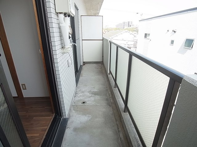 メゾンドリーのバルコニー|広々して明るい南向きのバルコニー