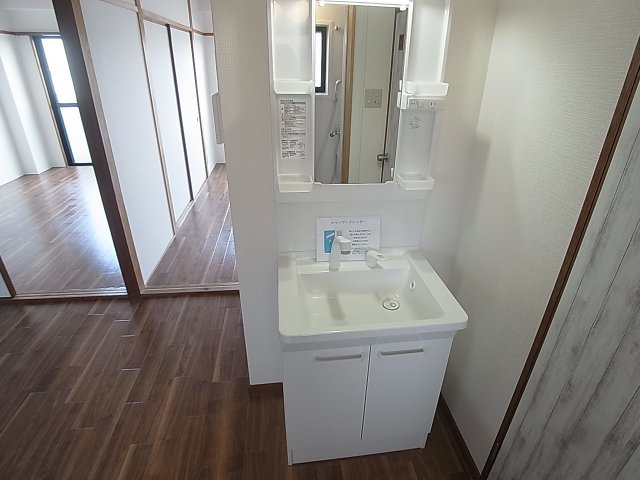 メゾンドリーの洗面所|シャワー付き独立洗面台