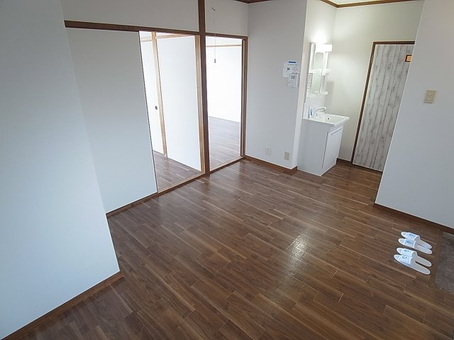 メゾンドリーの居間・リビング|開放感の有るダイニングスペース