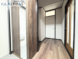 【玄関】 | 横尾２団地　８１号棟　１階 | 玄関には姿見付きの靴箱収納がございますので豊富に収納可能です♪