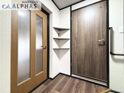 【玄関】 | 横尾２団地　８１号棟　１階 | 玄関には姿見付きの靴箱収納がございますので豊富に収納可能です♪