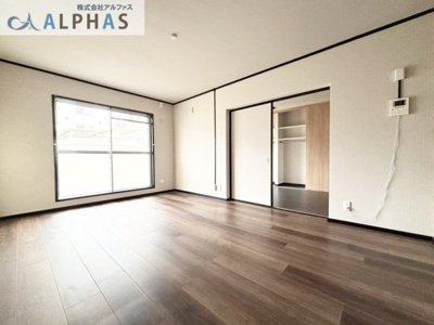 【居間・リビング】 | 横尾２団地　８１号棟　１階 | リビングが南東向きの為、毎日明るく過ごせます♪
珪藻土クロスなので、調湿・消臭効果があります♪