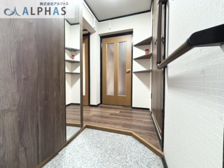 【玄関】 | 横尾２団地　８１号棟　１階 | 玄関にお洒落な棚があり♪写真等を飾れます♪