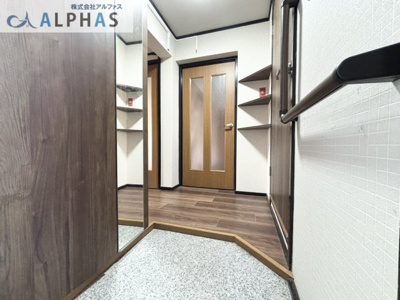 【玄関】 | 横尾２団地　８１号棟　１階 | 玄関にお洒落な棚があり♪写真等を飾れます♪