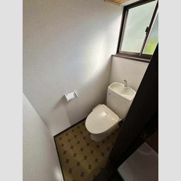 大石北町貸家のトイレ|落ち着いたトイレです
