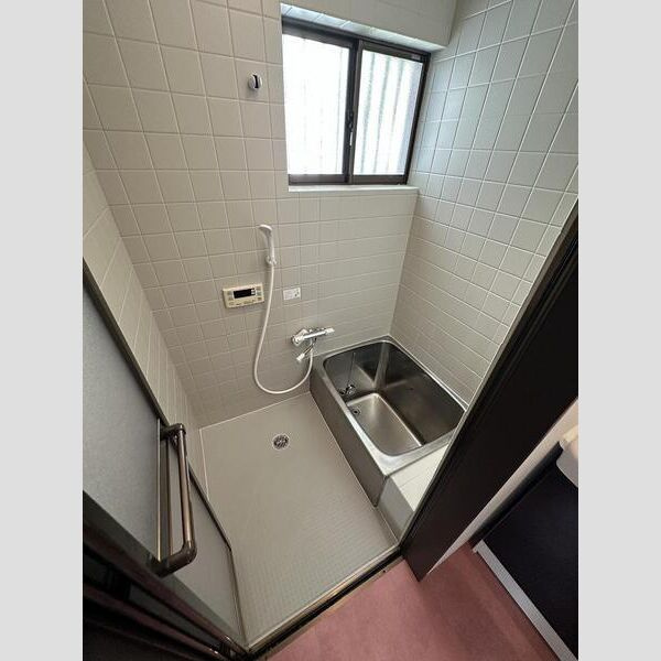 大石北町貸家の浴室|日々の疲れを癒すお風呂付です