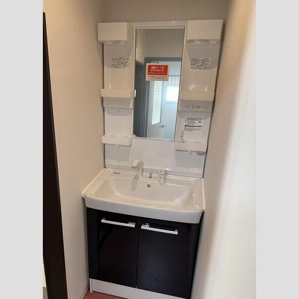 大石北町貸家の洗面所|忙しい朝には欠かせない洗面所です