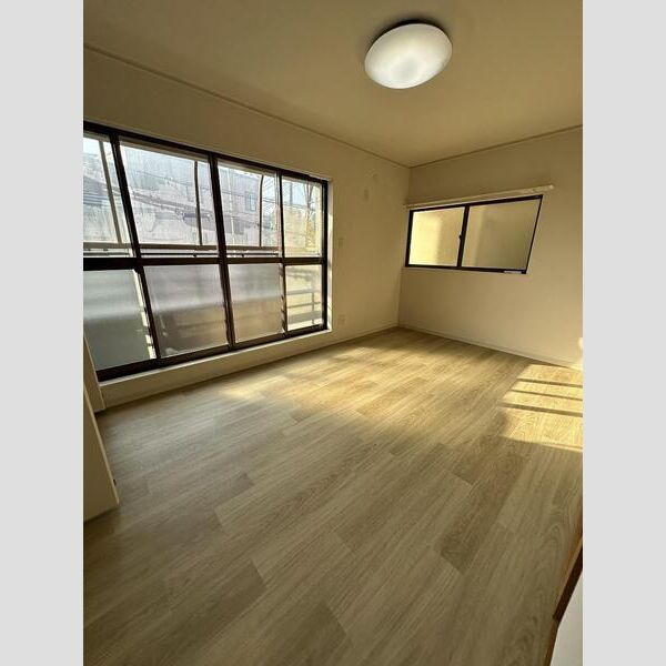 大石北町貸家の居間・リビング|こちらのリビングで趣味の時間をお楽しみください