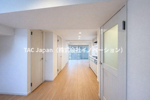 光建ハイツ目白の居間・リビング|空間の広がりと柔らかな採光に包まれたリビングダイニング。毎日の暮らしに“ちょっと特別”を感じさせてくれる、住まいの中心となる空間です。