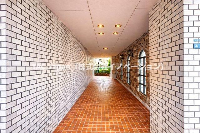 光建ハイツ目白のエントランス|上質感漂うエントランスが、家族の帰宅をやさしく迎え、日常をちょっと特別に彩ります。