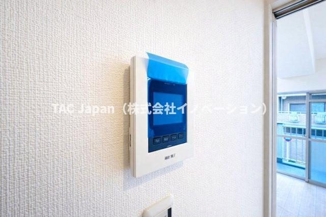 光建ハイツ目白の防犯設備|リビングから来訪者の姿をしっかり確認できるモニター付きインターホンは、防犯性はもちろん、急な来客にも安心して対応できる心強い設備。ご家族の安全と安心な暮らしをそっと支えてくれます。