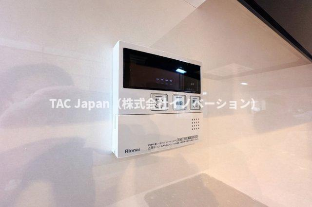 光建ハイツ目白の発電・温水設備|ワンタッチ操作でお湯張りや追い焚きができるオートバスは、忙しい日々の中でも快適なバスタイムをサポート。湯温の調整や保温も自動で行えるため、いつでもちょうどいい温かさのお風呂が待っています。