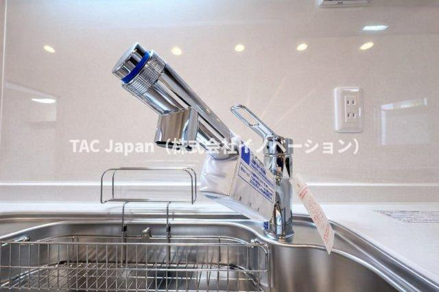 光建ハイツ目白のキッチン|キッチンにうれしい浄水機能付き水栓。ハンドシャワーで使い勝手も抜群、毎日の家事がちょっと楽しくなります。添付いたします