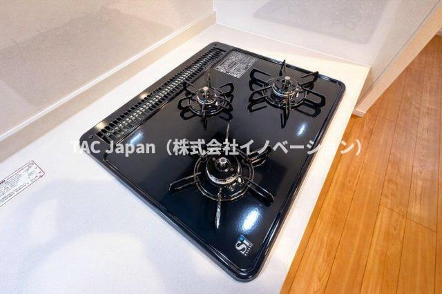 光建ハイツ目白のキッチン|3口ガスコンロで、同時調理もスムーズに進み、時間を有効に使えるのがうれしいポイント。炒め物、煮込み、汁物など、複数の料理を一度に作れるので、忙しい朝や夕食の準備も効率よく進みます。