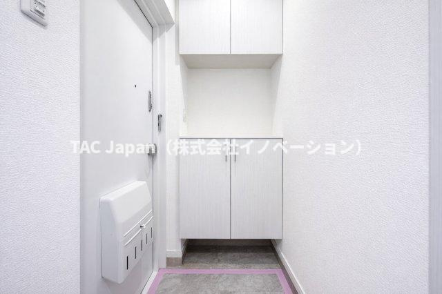 光建ハイツ目白の玄関|扉を開けた瞬間、あたたかな陽光が差し込む玄関が広がり、清々しい空気とともにやさしく迎え入れてくれます。その明るさと開放感は、一日の始まりに期待を抱かせ、住まい全体の心地よさを自然と感じさせてくれます。