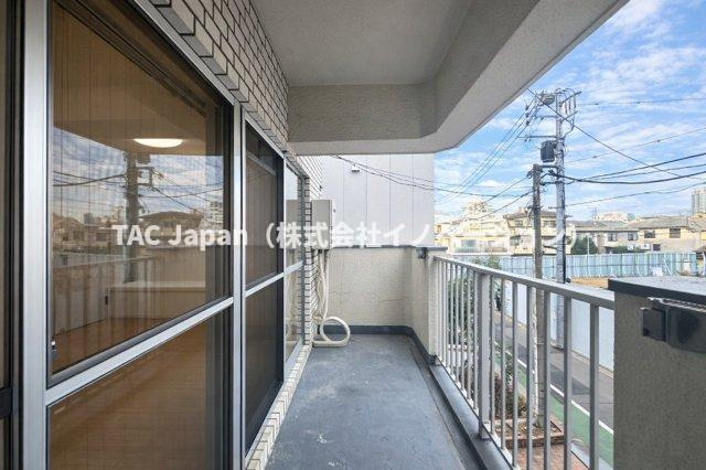 光建ハイツ目白の玄関|扉を開けた瞬間、あたたかな陽光が差し込む玄関が広がり、清々しい空気とともにやさしく迎え入れてくれます。その明るさと開放感は、一日の始まりに期待を抱かせ、住まい全体の心地よさを自然と感じさせてくれます。