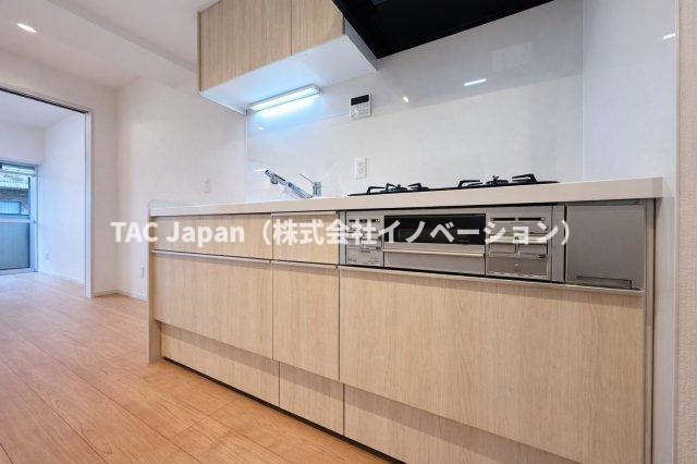 光建ハイツ目白のキッチン|毎日の料理が楽しくなる、機能的でスタイリッシュなキッチン。収納も豊富で、すっきりとした空間を保ちながら、家族との会話が自然と生まれる心地よい場所です。