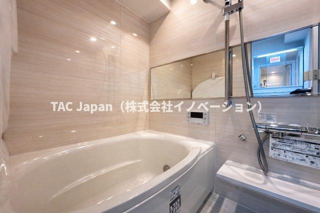 光建ハイツ目白の浴室|家族みんなの疲れをやさしく包み込む、広々とした癒しのバスルーム。ゆったりとくつろげる空間で、日々のストレスもすっと解きほぐされる、心身ともにリラックスできるひとときをお届けします。