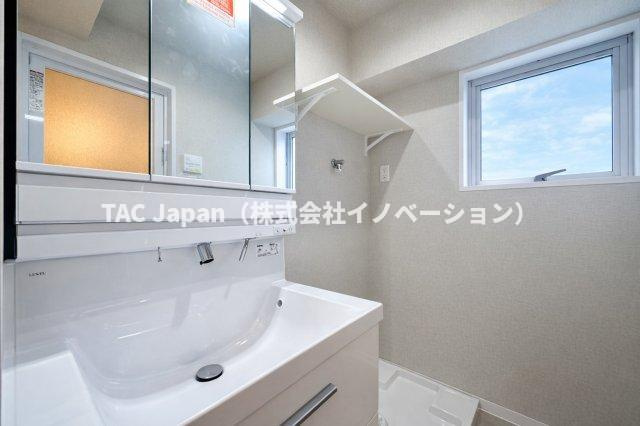 光建ハイツ目白の洗面所|明るい洗面スペースは、使いやすさを徹底的に追求した設計です。忙しい朝も快適に自然と笑顔がこぼれる心地よいひとときを叶えます。毎日の身支度がスムーズに整う、家族みんなに優しい空間です。