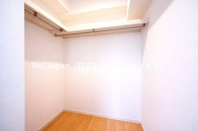 光建ハイツ目白の独立洗面台|明るい洗面スペースは、使いやすさを徹底的に追求した設計です。忙しい朝も快適に自然と笑顔がこぼれる心地よいひとときを叶えます。毎日の身支度がスムーズに整う、家族みんなに優しい空間です。