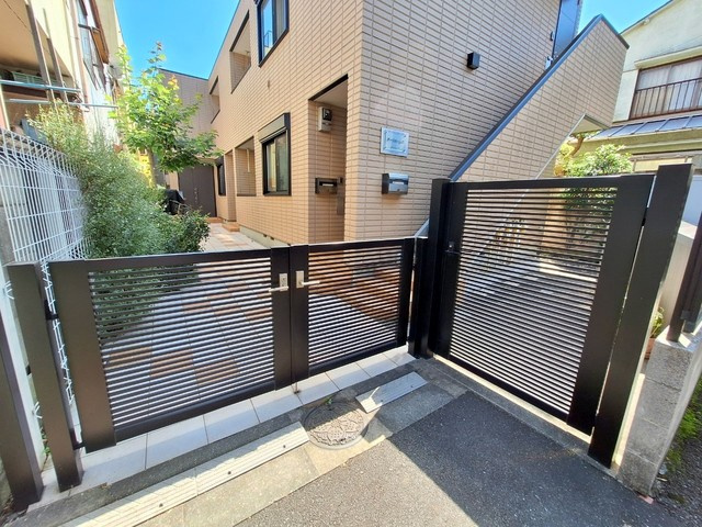 オークホームズのエントランス|正面と右側からも入れます。