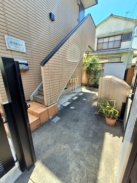 オークホームズのその他共用部分|自転車駐輪空いてるスペースへ