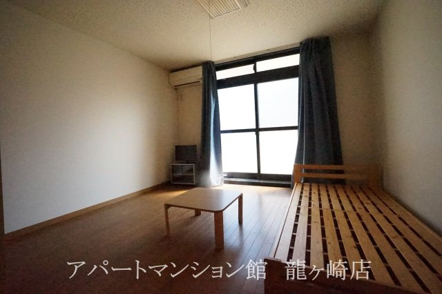 レオパレスFIELDM’Sの居間・リビング|類似