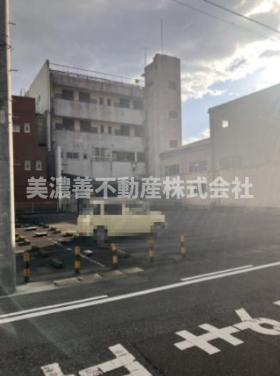 ６５９６４　大垣市鶴見町中古ビルの駐車場