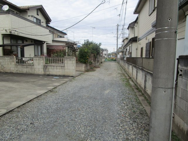 桶川市末広　中古戸建の前面道路含む現地写真