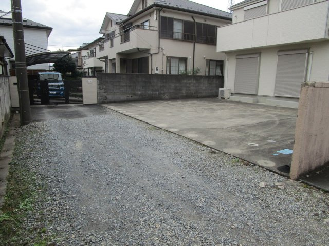 桶川市末広　中古戸建の前面道路含む現地写真