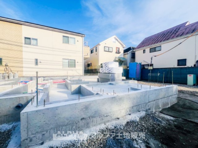 ~日野宮~ Newly built houseの外観|【Raft Foundation】
◆ベタ基礎◆コンクリート基礎で建物全体を面で支えるベタ基礎構造。地面からの湿気を防ぎ、不同沈下にも強い安心の基礎で、家族の暮らしをしっかりと支えます。