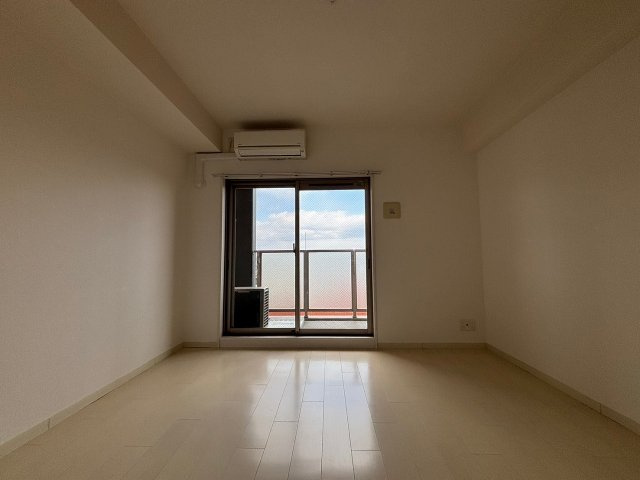 ララプレイス新大阪シエスタの洋室